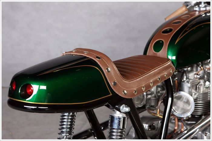 Jok klasik dipadukan dengan buritan yang memiliki stoplamp modern