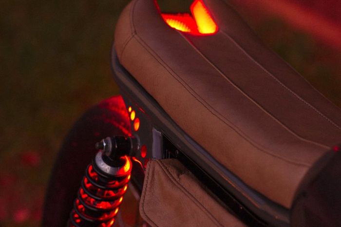 Tampilan jok belakang yang terlihat manis dengan efek penerangan stoplamp