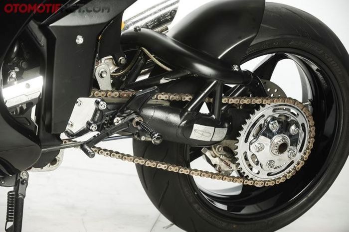 Swingarm milik Ducati S4Rs yang dibuat lebih molor ditemani pelek dari MV Agusta F4