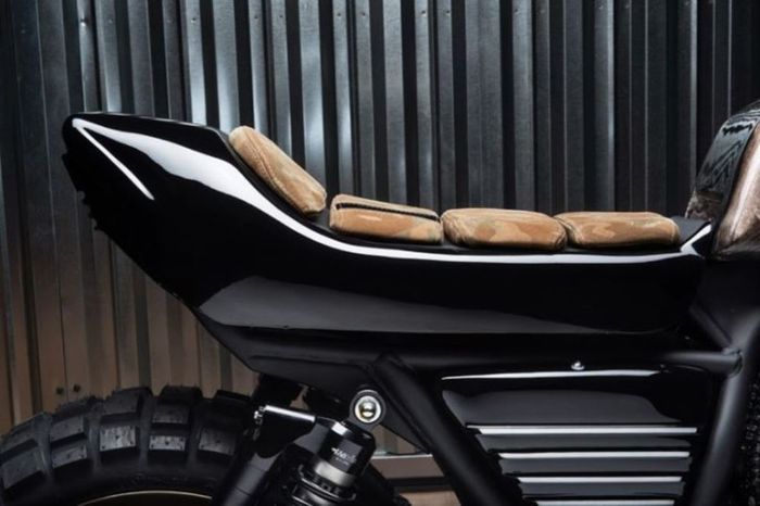 Landasan jok dan buritannya bongsor banget, bikin tampang makin serem