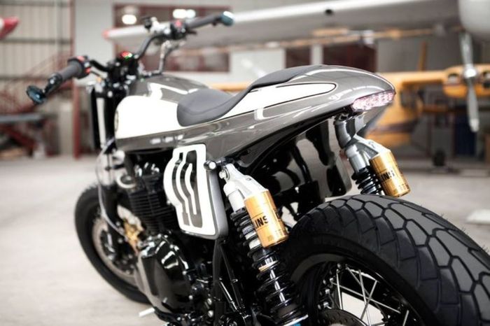 Bodi monokoknya terbuat dari serat karbon nih