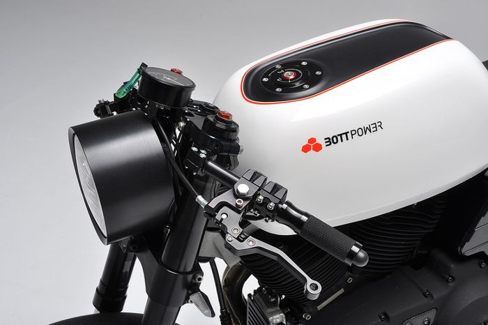 Kokpitnya keren nih, simpel dan juga terlihat futuristis, tapi masih berasa cafe racer-nya