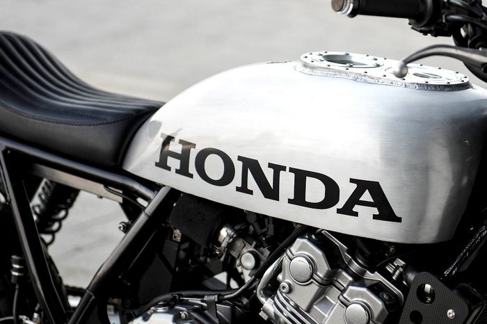 Kelir monokrom diselingi logo besar Honda agar tak monoton