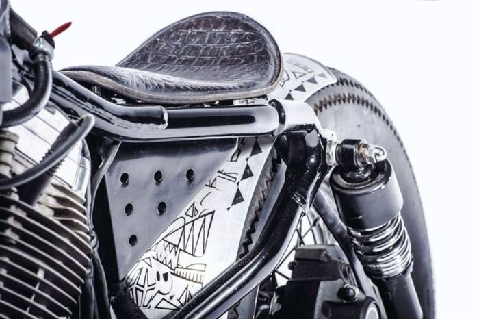 Jok sangat minimalis dan sepatbor yang 