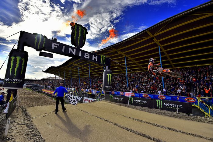 Jeffrey Herlings melewati garis finis MXGP Belanda 2018