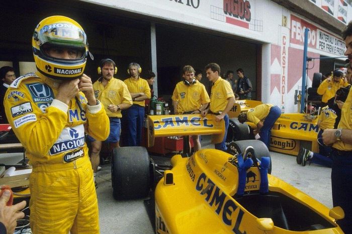 Ayrton Senna bersama tim Lotus pada balap F1 1987