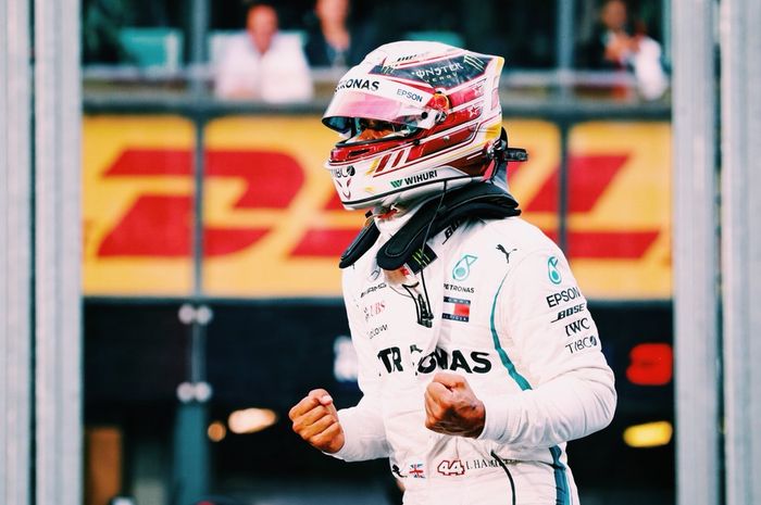 Lewis Hamilton ketika mencetak pole position pada balapan pembuka 2018 di sirkuit Albert park, Australia