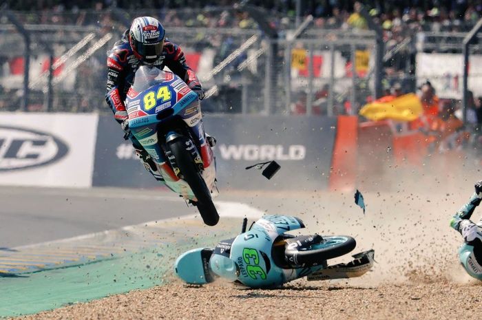 Jakub Kornfeil terbang setelah menabrak motor milik Enea Bastianini di lap terakhir Moto3 Prancis