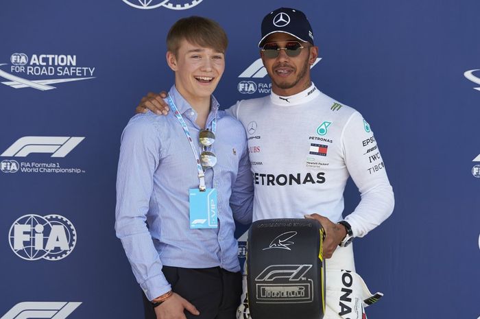 Di sirkuit Sliverstone, Lewis Hamilton mencetak pole position ke-76 sepanjang keriernya