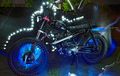 Enggak Cuma Warna Yang Nyentrik, Gaya Custom Motor Ini Juga Asik