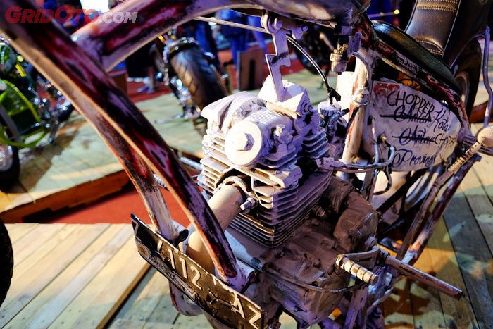 Mesin aja ikut dicat pakai cat besi... ckckck