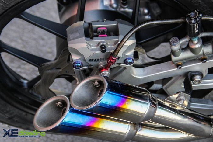 Pakai knalpot dua silencer biar tampilannya makin sangar