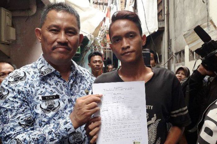 Ilham Firdaus (kanan) dan Kanit PKB BBNKB Jakarta Barat Eling hartono, Rabu (19/12/2018). Ilham menjadi salah satu korban alamat palsu para pemilik kendaraan yang menghindari pajak.