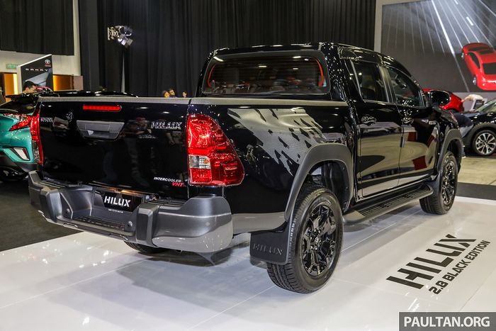 Tampilan belakang Toyota Hilux Black Edition