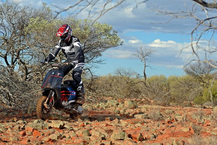 Vespa Sprint 150 I.E. 2015 kustom desert racer dari Supacustom dan Vespa Australia, dilansir oleh www.throttleroll.com.