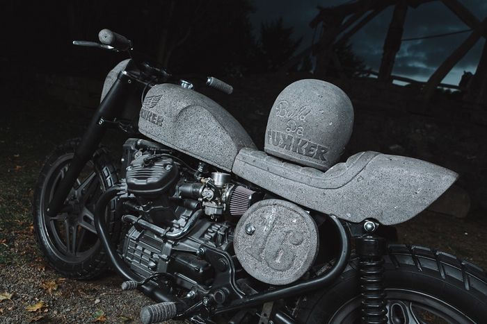 Honda CX500 kustom buatan Chris Zenia dengan bodi yang terbuat dari batu basal, dilansir oleh www.bikeexif.com