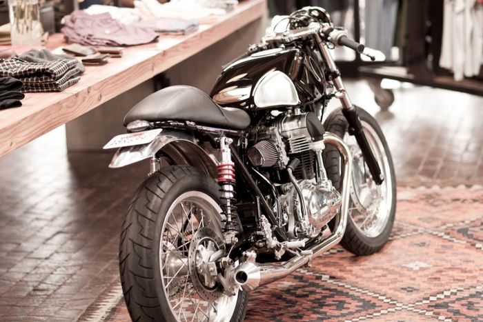 Kawasaki W650 kustom cafe racer dari Deus Ex Machina California, dilansir oleh www.returnofthecaferacers.com