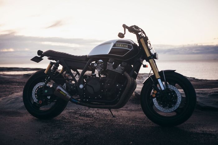 Yamaha XJR kustom tracker dari RB Racing, dilansir oleh www.throttleroll.com