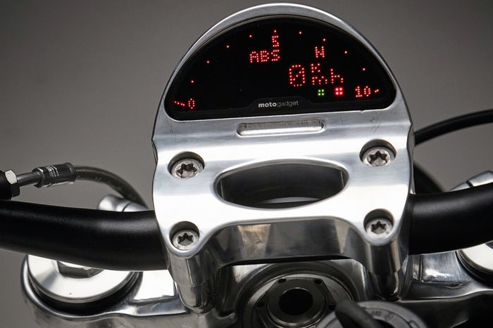 Tampilan Spidometer pada BMW R NineT garapan Low Rider Magazine dan beberapa builder ternama