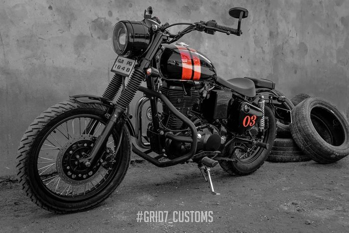 Royal Enfield Bullet 350 &ldquo;The Sith&rdquo; bobber besutan Grid7 Customs