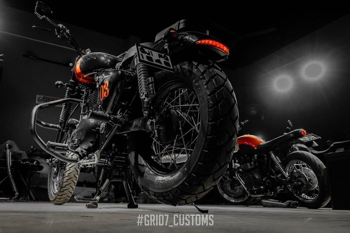 Royal Enfield Bullet 350 &ldquo;The Sith&rdquo; bobber besutan Grid7 Customs