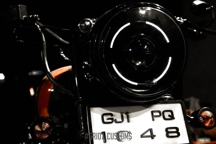 Lampu depan Royal Enfield Bullet 350 &ldquo;The Sith&rdquo;  besutan Grid7 Customs