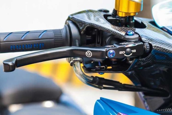 Yamaha Exciter 150  berbatok kepala Yamaha Aerox dengan tuas rem Brembo