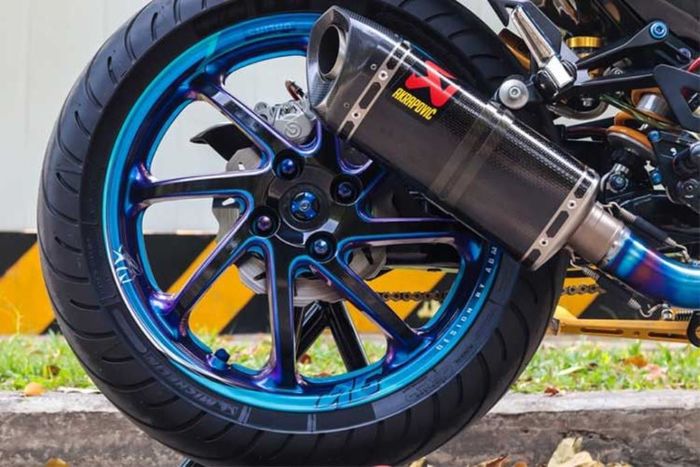 Tampilan kaki-kaki belakang Yamaha Exciter 150 (MX KIng) besutan modifikator vietnam