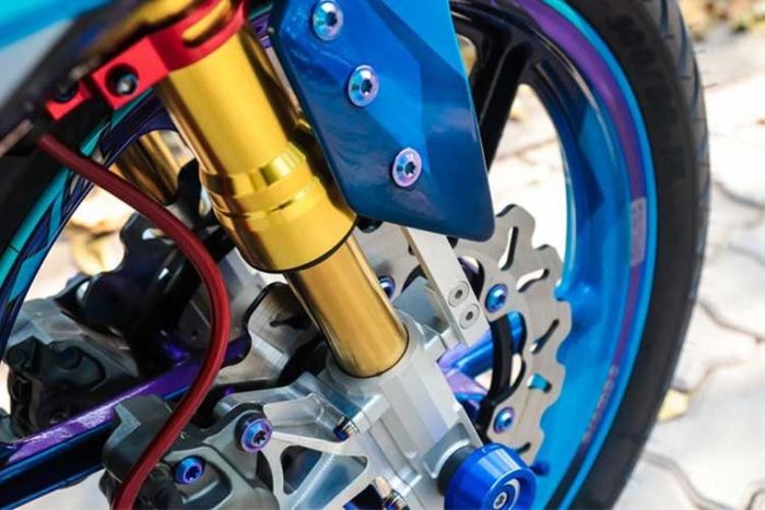 Garpu depan CSK dan kaliper Brembo di Yamaha Exciter 150 (MX King) besutan modifikator Vietnam