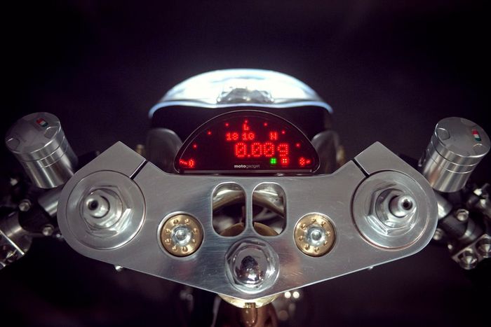 Panel instrumen dari Motogadged dan segitiga custom pakai mesin CNC