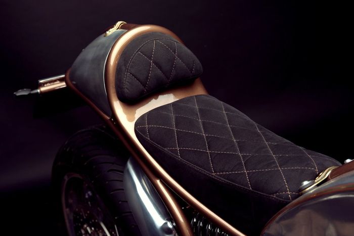 Jok mewah dan bentuk rangka belakang yang nyeni banget.