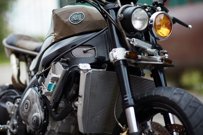 Tampilan panel depan yang unik dengan lampu 