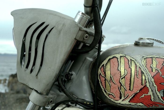 Rumah lampu depan yang dibuat menyerupai kepala ikan Hiu