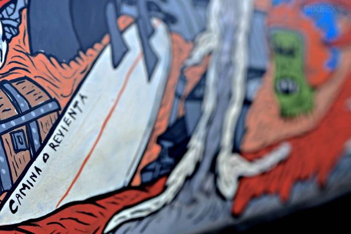 Lukisan seniman Maxwell Paternoster di tangki  H-D Sportster 1200 Marrajo