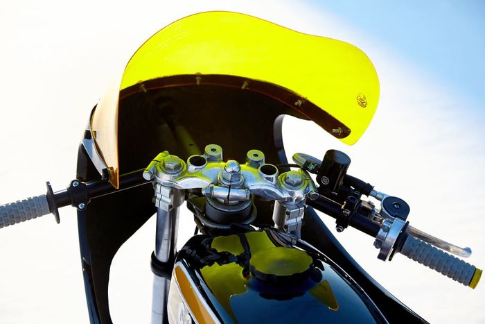 Tampilan depan makin ganteng dengan half-fairing bergaya jadul