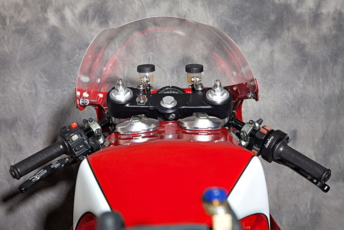 Tampilan kokpit dan tangki yang memiliki dua buah gas cap