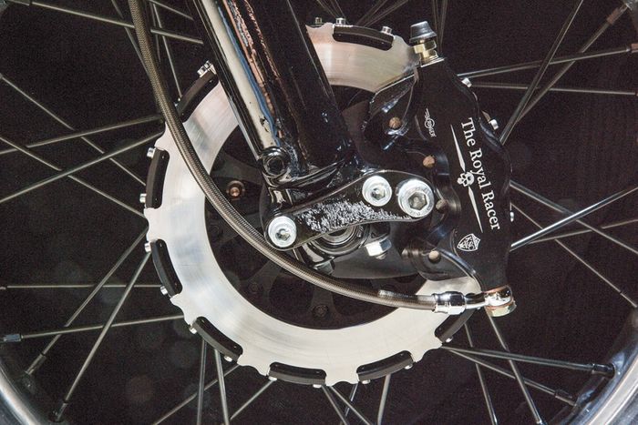 Rem depan dan belakang yang didukung bikinan khusus dari Beringer