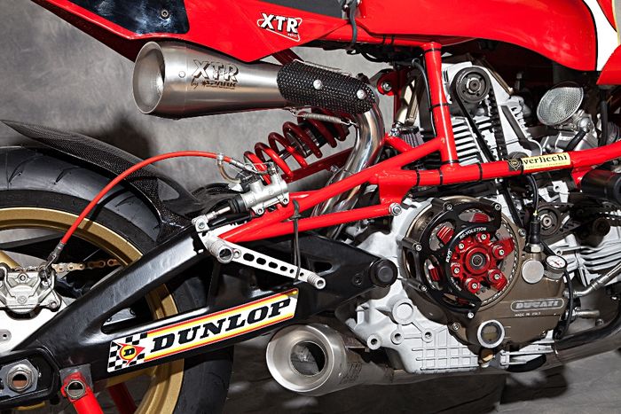 Tampilan mesin Ducati 900 SuperSport yang dibuat telanjang