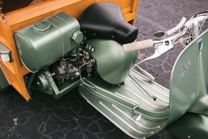 Bagian rnagka belakang dan mesin Piaggio Ape Calessino dibuat beda dari Piaggio Vespa