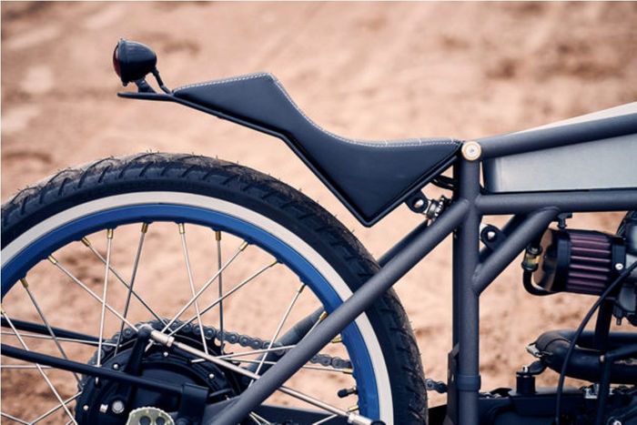 Jok belakang super ringkas dan rangka yang dibuat rigid