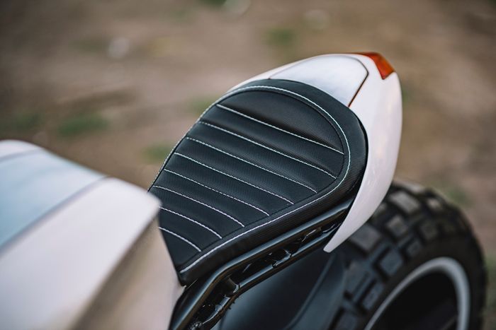 Buritan belakang lebih minmalis dan masih memakai stoplamp asli Brutale