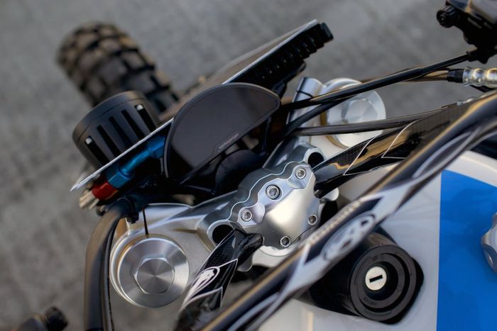 Setang serat karbon dari Answer dan spidometer Motogadget