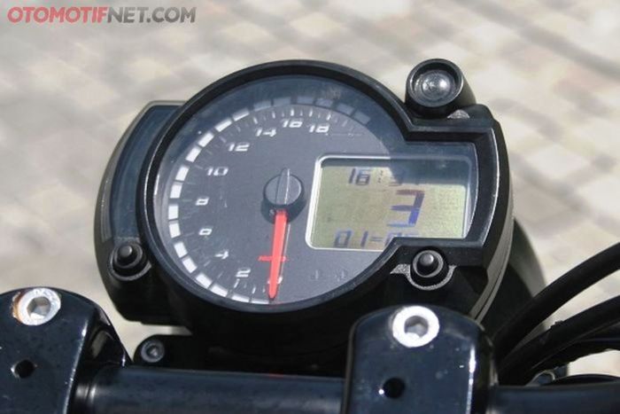 Tampang boleh klasik, kokpit tetap tampil modern dong pake Koso RX2N