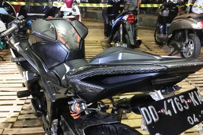 Dari depan hingga belakang full bahan serat karbon bikinan sendiri loh