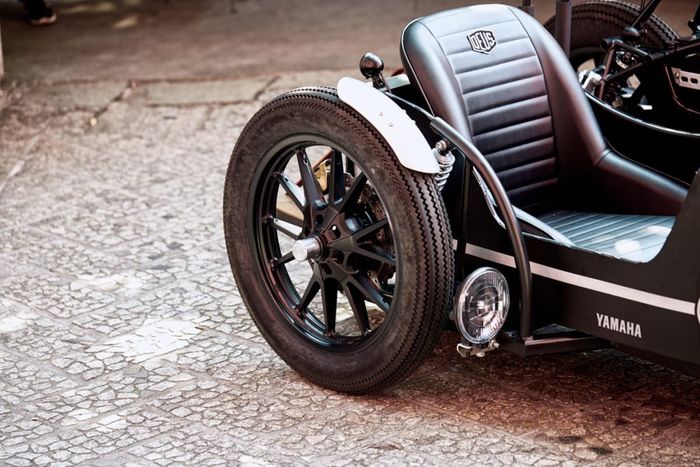 Pakai pelek dan ban yang sama seperti roda depan Yamaha XV950