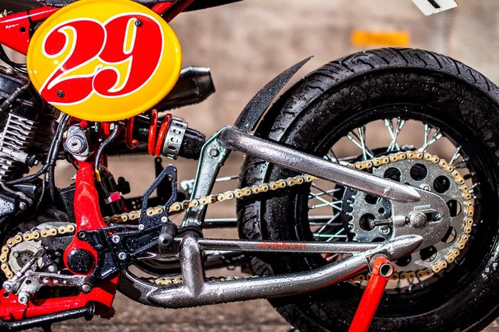 Swingarm custom yang terlihat sangat kekar