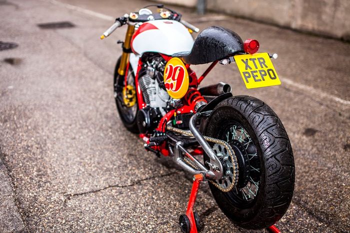 Bagian belakang sukses diubah total demi mendapatkan stance cafe racer