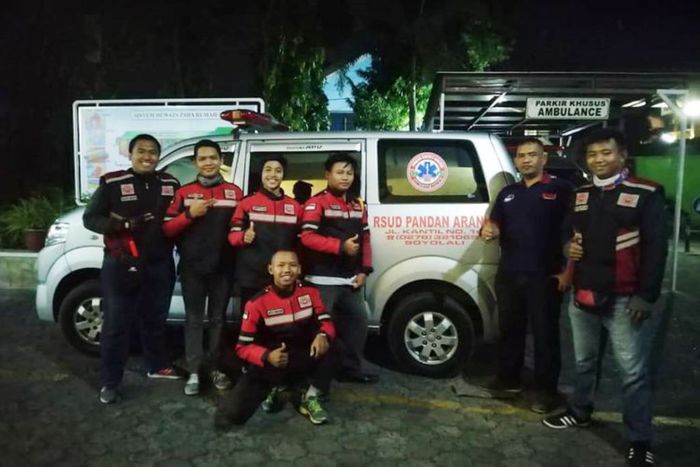 Unit ambulans dari RSUD Pandan Arang Boyolali dan komunitas pengawal ambulans