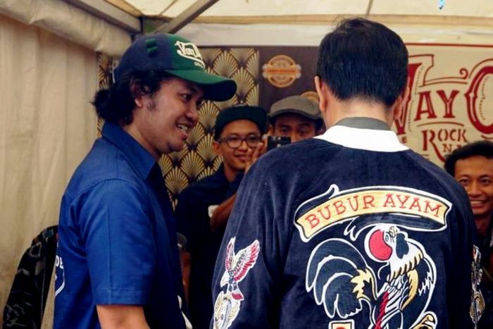 Tampak belakang jaket Bubur Ayam Racer yang dipakai Presiden Joko Widodo saat konvoi sepeda motor di
