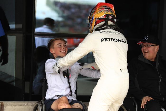 Billy Monger yang kedua kakinya diamputasi, mendapat pelukan Lewis Hamilton